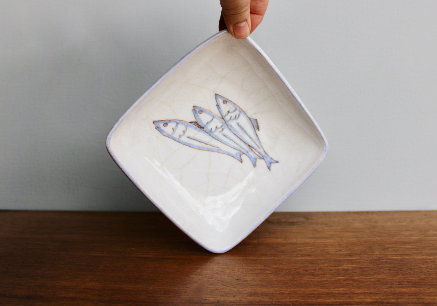 Ernestine Salerno, Trio of Sardine-like Fishes Tin White w/ Baby-Blue Rim, Vintage Mid 20th Century - Italy 1950s