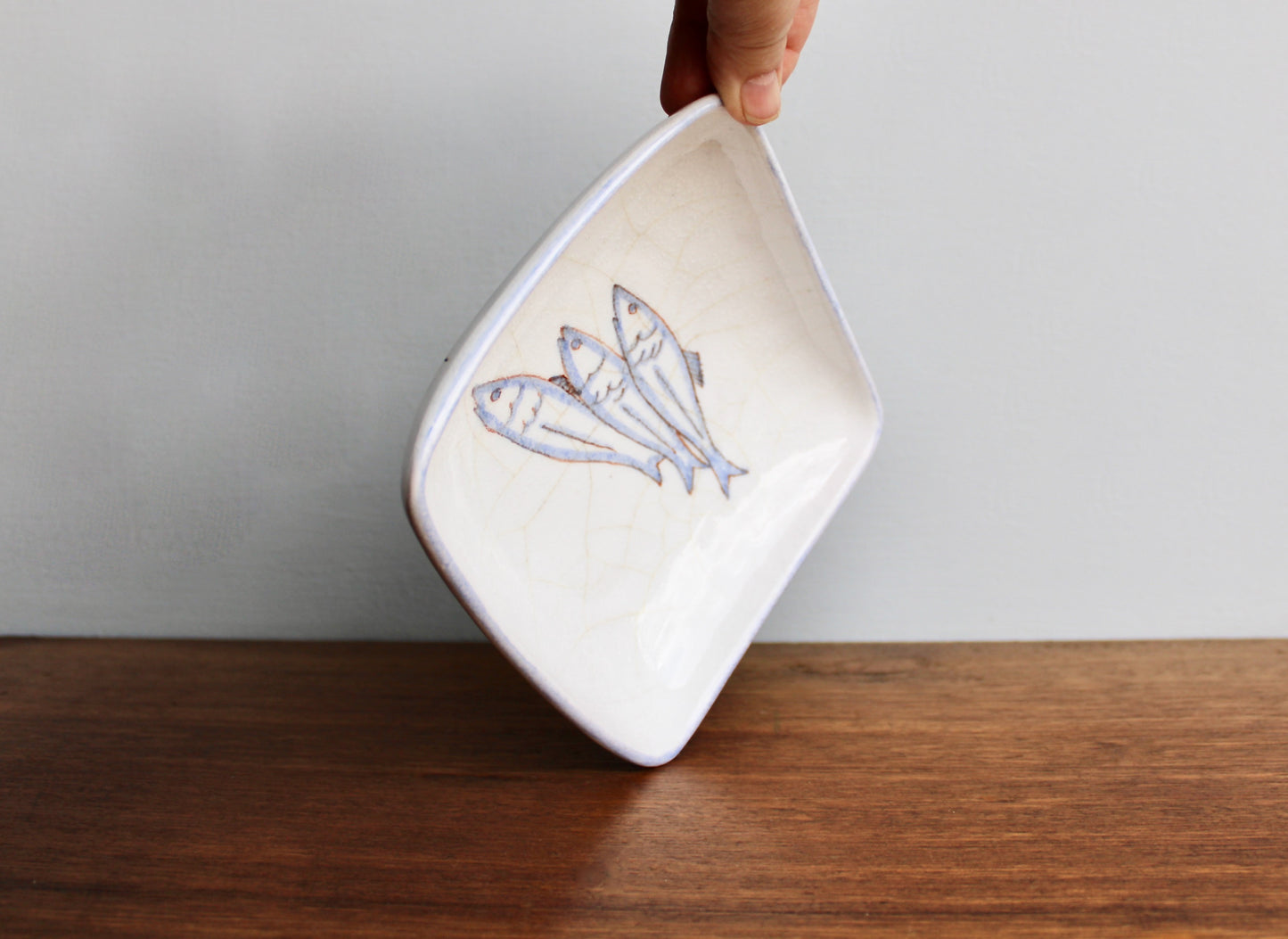 Ernestine Salerno, Trio of Sardine-like Fishes Tin White w/ Baby-Blue Rim, Vintage Mid 20th Century - Italy 1950s