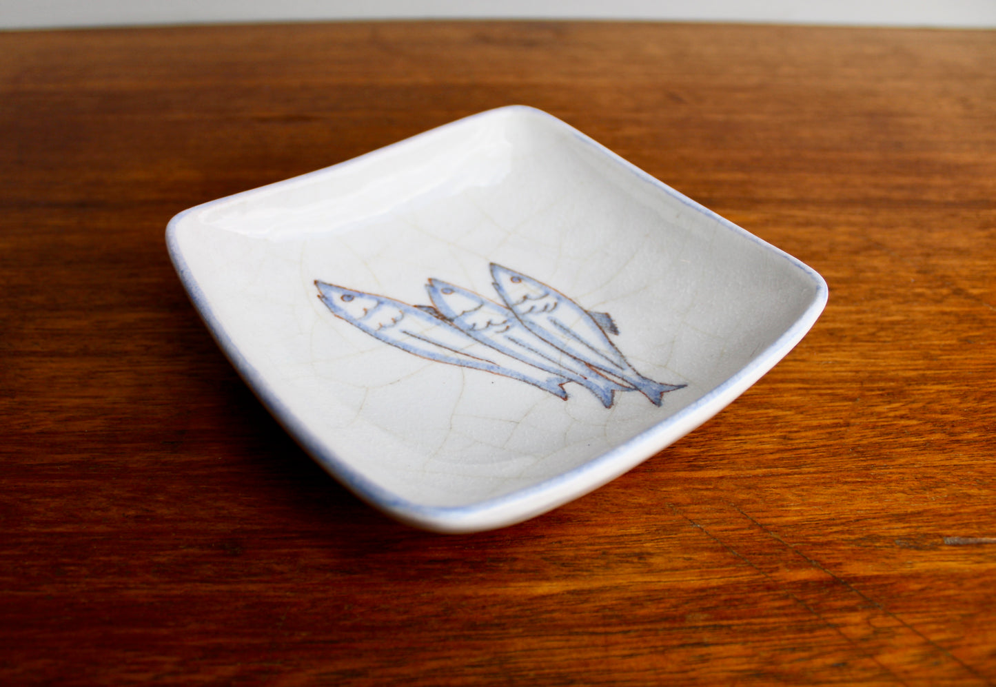 Ernestine Salerno, Trio of Sardine-like Fishes Tin White w/ Baby-Blue Rim, Vintage Mid 20th Century - Italy 1950s