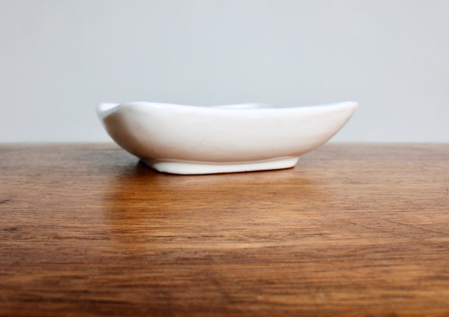 Ernestine Salerno, Trio of Sardine-like Fishes Tin White w/ Baby-Blue Rim, Vintage Mid 20th Century - Italy 1950s
