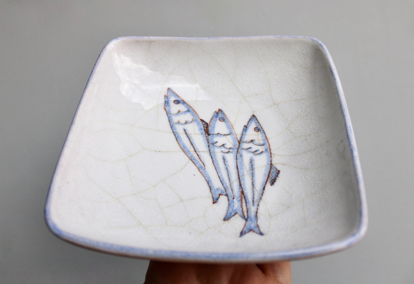 Ernestine Salerno, Trio of Sardine-like Fishes Tin White w/ Baby-Blue Rim, Vintage Mid 20th Century - Italy 1950s