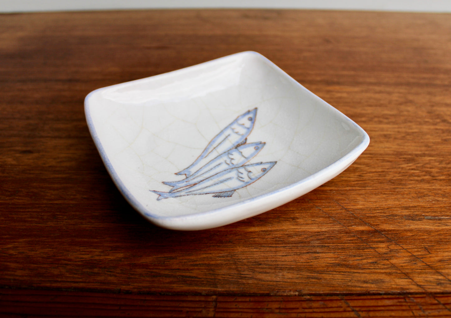 Ernestine Salerno, Trio of Sardine-like Fishes Tin White w/ Baby-Blue Rim, Vintage Mid 20th Century - Italy 1950s