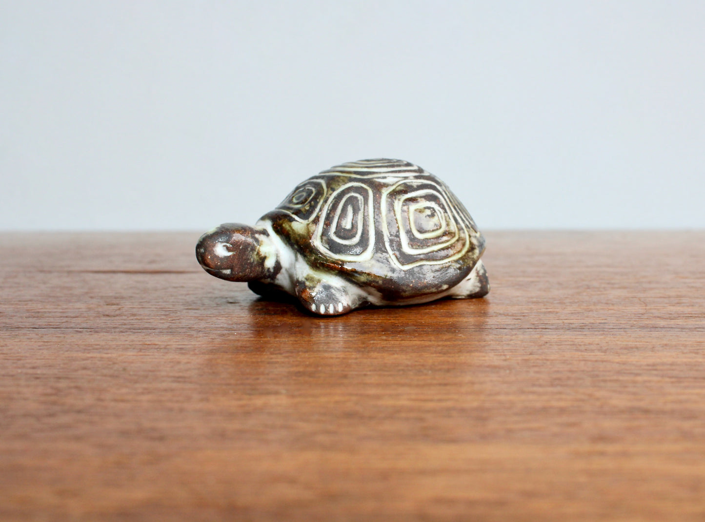 Gudrun Baudisch-Wittke Small Turtle Figurine - Gorgeous Tortoise for Hallstatt Keramik, Crafted in 20th Century Austria