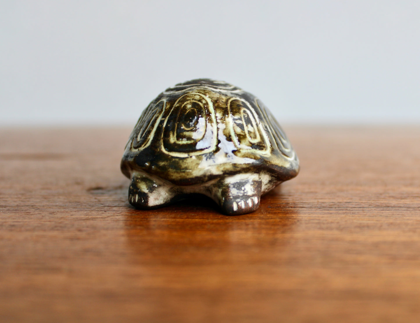 Gudrun Baudisch-Wittke Small Turtle Figurine - Gorgeous Tortoise for Hallstatt Keramik, Crafted in 20th Century Austria