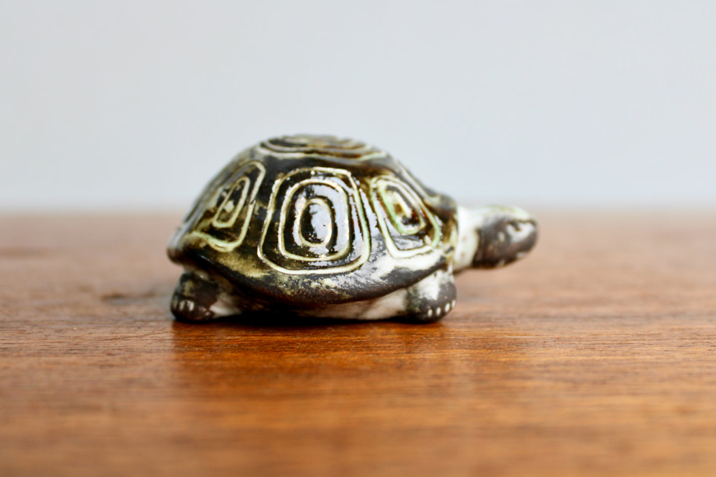 Gudrun Baudisch-Wittke Small Turtle Figurine - Gorgeous Tortoise for Hallstatt Keramik, Crafted in 20th Century Austria
