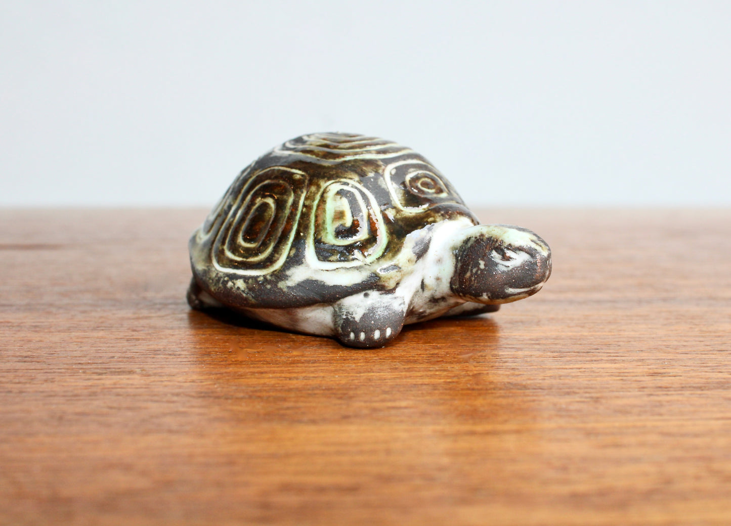 Gudrun Baudisch-Wittke Small Turtle Figurine - Gorgeous Tortoise for Hallstatt Keramik, Crafted in 20th Century Austria