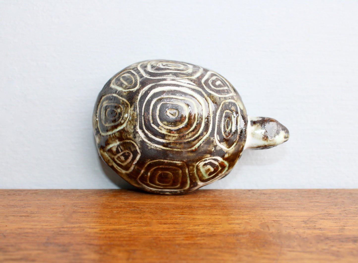 Gudrun Baudisch-Wittke Small Turtle Figurine - Gorgeous Tortoise for Hallstatt Keramik, Crafted in 20th Century Austria