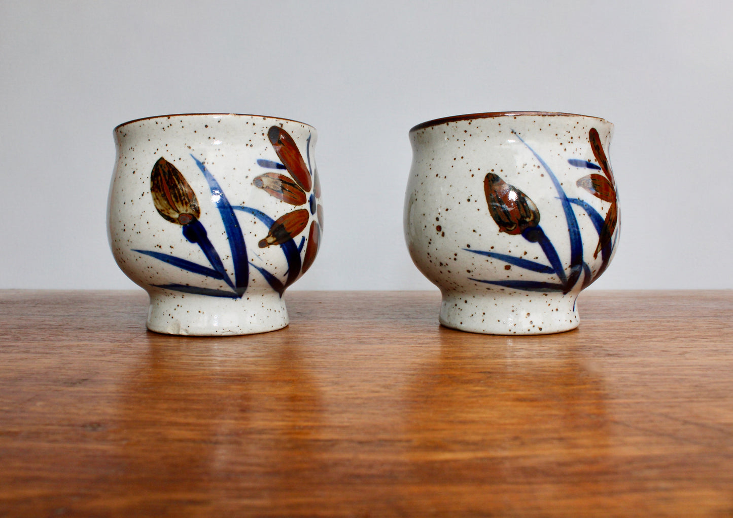 Pair of 1970s Otagiri Mugs w/ Obsidian Dahlia Decoration on Speckled Grey - Pedestaled Mugs w/ Bulb Shaped Bowls, Mid Century Shōwa Period Japan, chips
