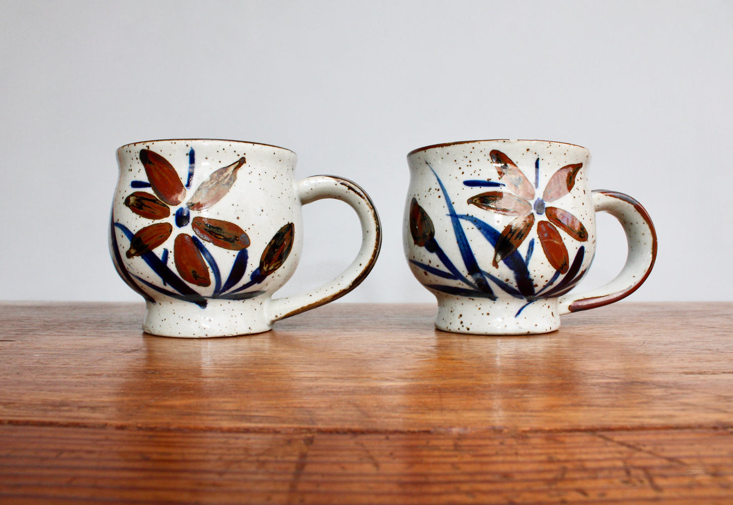Pair of 1970s Otagiri Mugs w/ Obsidian Dahlia Decoration on Speckled Grey - Pedestaled Mugs w/ Bulb Shaped Bowls, Mid Century Shōwa Period Japan, chips