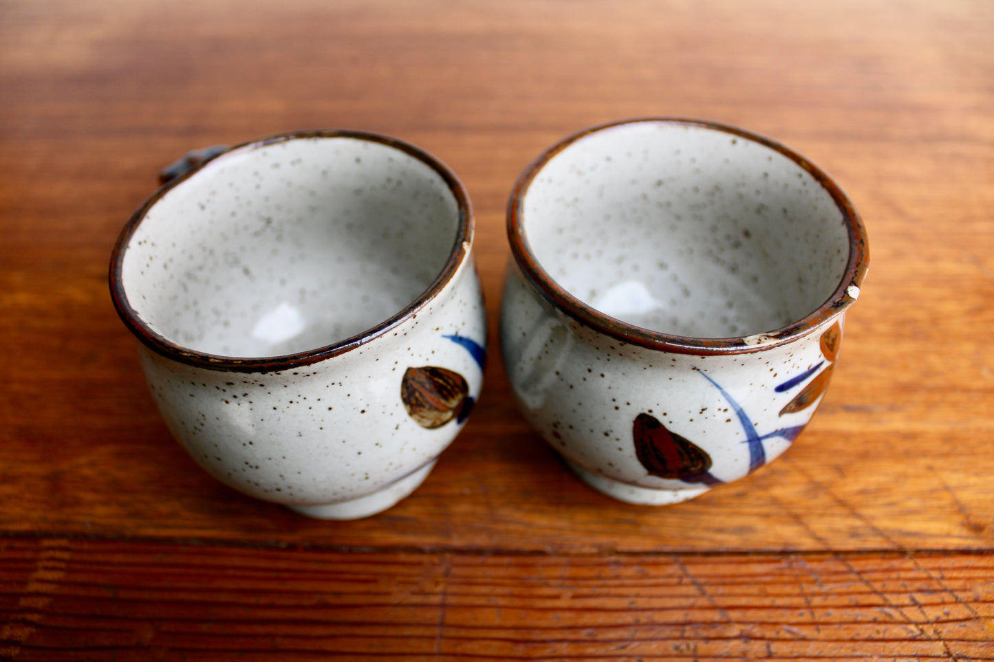 Pair of 1970s Otagiri Mugs w/ Obsidian Dahlia Decoration on Speckled Grey - Pedestaled Mugs w/ Bulb Shaped Bowls, Mid Century Shōwa Period Japan, chips