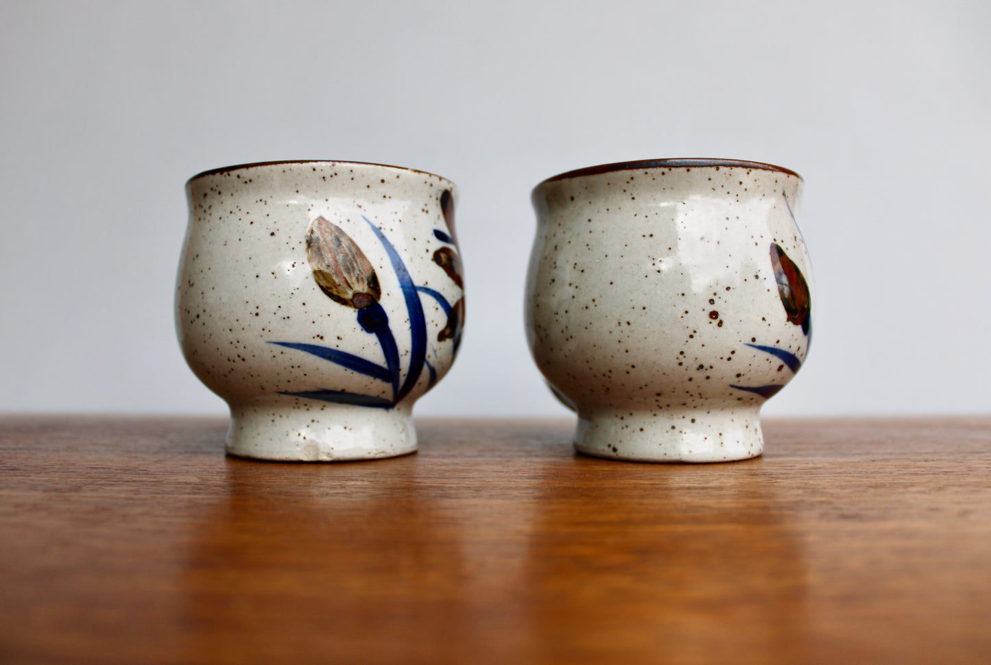 Pair of 1970s Otagiri Mugs w/ Obsidian Dahlia Decoration on Speckled Grey - Pedestaled Mugs w/ Bulb Shaped Bowls, Mid Century Shōwa Period Japan, chips