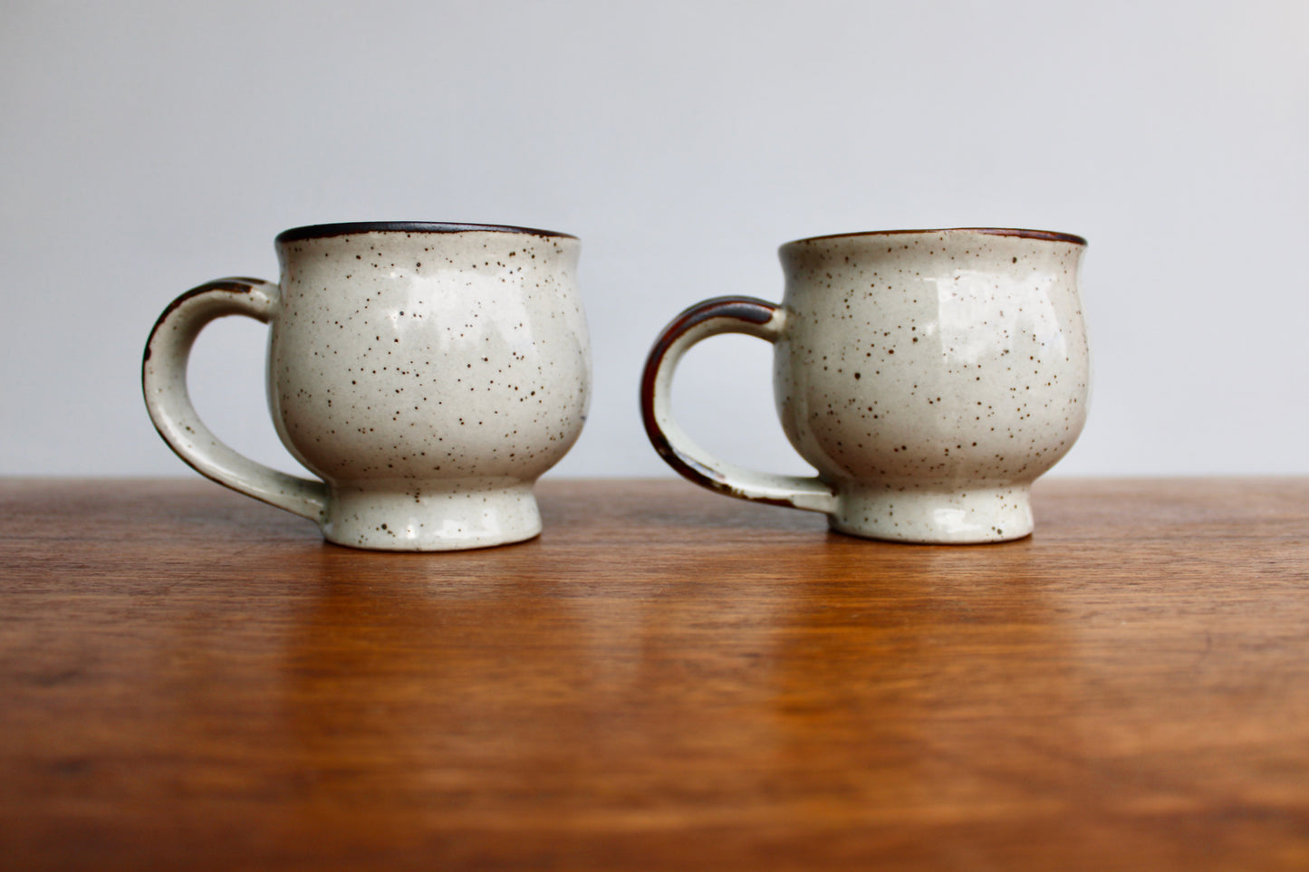 Pair of 1970s Otagiri Mugs w/ Obsidian Dahlia Decoration on Speckled Grey - Pedestaled Mugs w/ Bulb Shaped Bowls, Mid Century Shōwa Period Japan, chips