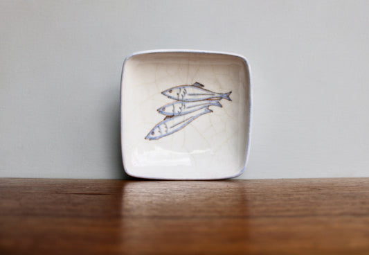 Ernestine Salerno, Trio of Sardine-like Fishes Tin White w/ Baby-Blue Rim, Vintage Mid 20th Century - Italy 1950s